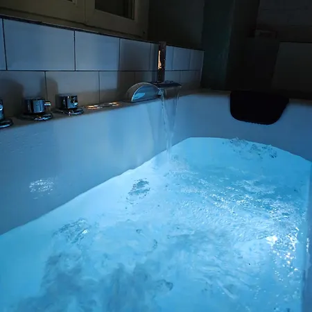 Black Box Cinema Avec Balneo Apartman